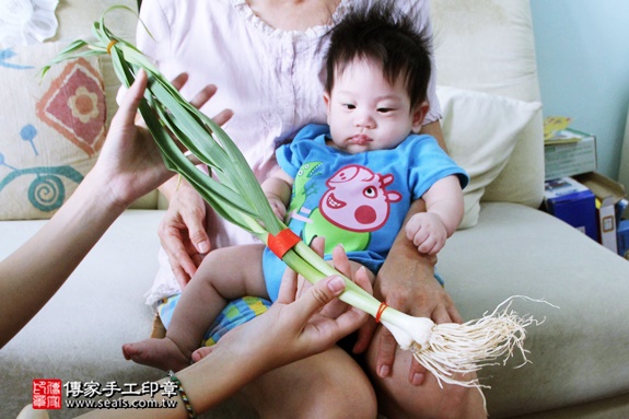 剃胎毛、滿月剃頭、嬰兒剃頭、嬰兒理髮、嬰兒剃髮、嬰兒剃胎毛、嬰兒滿月剃頭、寶寶剃頭、剃胎毛儀式、剃胎毛吉祥話、滿月剃頭儀式、滿月剃頭吉祥話、寶寶剃胎毛、寶寶滿月剃頭理髮、 新北三重區剃胎毛、新北三重區滿月剃頭、 新北三重區嬰兒剃頭剃胎毛、新北三重區嬰兒理髮、新北三重區嬰兒剃髮、林家兄妹(新北三重區到府嬰兒寶寶滿月剃頭理髮、免費到府嬰兒剃胎毛儀式吉祥話)。到府剃頭剃胎毛主持、專業拍照、DVD光碟、證書。★購買「臍帶章、肚臍章、胎毛筆刷印章」贈送：剃頭、收涎、抓周，三選一。2016.08.06  照片19