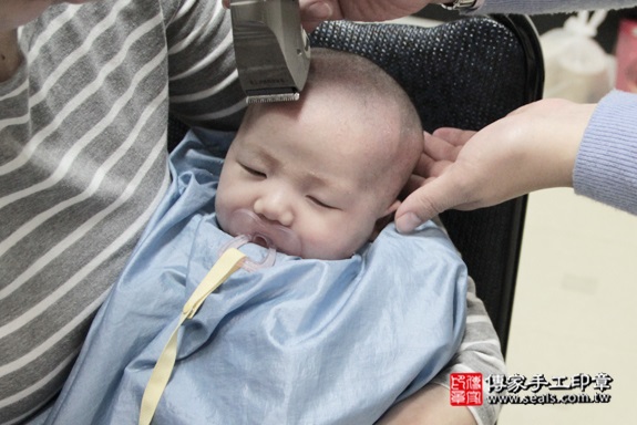 剃胎毛、滿月剃頭、嬰兒剃頭、嬰兒理髮、嬰兒剃髮、嬰兒剃胎毛、嬰兒滿月剃頭、寶寶剃頭、剃胎毛儀式、剃胎毛吉祥話、滿月剃頭儀式、滿月剃頭吉祥話、寶寶剃胎毛、寶寶滿月剃頭理髮、 新北樹林區剃胎毛、新北樹林區滿月剃頭、 新北樹林區嬰兒剃頭剃胎毛、新北樹林區嬰兒理髮、新北樹林區嬰兒剃髮、吳寶寶(新北樹林區到府嬰兒寶寶滿月剃頭理髮、免費到府嬰兒剃胎毛儀式吉祥話)。到府剃頭剃胎毛主持、專業拍照、DVD光碟、證書。★購買「臍帶章、肚臍章、胎毛筆刷印章」贈送：剃頭、收涎、抓周，三選一。2015.12.16 照片11