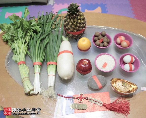 剃胎毛、滿月剃頭、嬰兒剃頭、嬰兒理髮、嬰兒剃髮、嬰兒剃胎毛、嬰兒滿月剃頭、寶寶剃頭、剃胎毛儀式、剃胎毛吉祥話、滿月剃頭儀式、滿月剃頭吉祥話、寶寶剃胎毛、寶寶滿月剃頭理髮、 新北三重區剃胎毛、新北三重區滿月剃頭、 新北三重區嬰兒剃頭剃胎毛、新北三重區嬰兒理髮、新北三重區嬰兒剃髮、呂寶寶(新北三重區到府嬰兒寶寶滿月剃頭理髮、免費到府嬰兒剃胎毛儀式吉祥話)。到府剃頭剃胎毛主持、專業拍照、DVD光碟、證書。★購買「臍帶章、肚臍章、胎毛筆刷印章」贈送：剃頭、收涎、抓周，三選一。2015.12.16 照片1