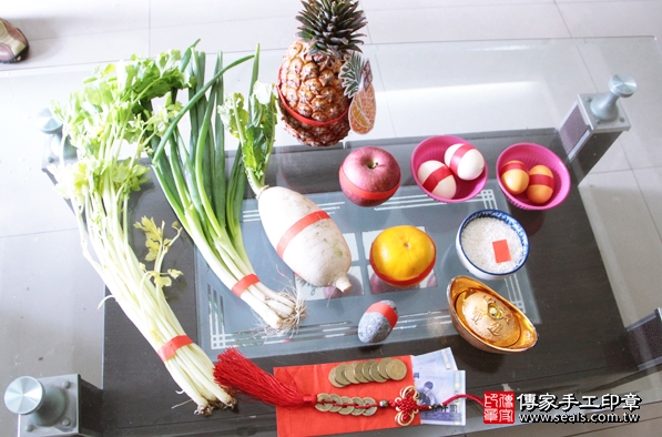 剃胎毛、滿月剃頭、嬰兒剃頭、嬰兒理髮、嬰兒剃髮、嬰兒剃胎毛、嬰兒滿月剃頭、寶寶剃頭、剃胎毛儀式、剃胎毛吉祥話、滿月剃頭儀式、滿月剃頭吉祥話、寶寶剃胎毛、寶寶滿月剃頭理髮、 新北泰山區剃胎毛、新北泰山區滿月剃頭、 新北泰山區嬰兒剃頭剃胎毛、新北泰山區嬰兒理髮、新北泰山區嬰兒剃髮、戴寶寶(新北泰山區到府嬰兒寶寶滿月剃頭理髮、免費到府嬰兒剃胎毛儀式吉祥話)。到府剃頭剃胎毛主持、專業拍照、DVD光碟、證書。★購買「臍帶章、肚臍章、胎毛筆刷印章」贈送：剃頭、收涎、抓周，三選一。2016.03.07 照片1