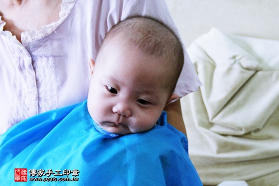 剃胎毛、滿月剃頭、嬰兒剃頭、嬰兒理髮、嬰兒剃髮、嬰兒剃胎毛、嬰兒滿月剃頭、寶寶剃頭、剃胎毛儀式、剃胎毛吉祥話、滿月剃頭儀式、滿月剃頭吉祥話、寶寶剃胎毛、寶寶滿月剃頭理髮、 新北三重區剃胎毛、新北三重區滿月剃頭、 新北三重區嬰兒剃頭剃胎毛、新北三重區嬰兒理髮、新北三重區嬰兒剃髮、林家兄妹(新北三重區到府嬰兒寶寶滿月剃頭理髮、免費到府嬰兒剃胎毛儀式吉祥話)。到府剃頭剃胎毛主持、專業拍照、DVD光碟、證書。★購買「臍帶章、肚臍章、胎毛筆刷印章」贈送：剃頭、收涎、抓周，三選一。2016.08.06  照片27
