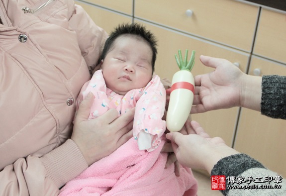 剃胎毛、滿月剃頭、嬰兒剃頭、嬰兒理髮、嬰兒剃髮、嬰兒剃胎毛、嬰兒滿月剃頭、寶寶剃頭、剃胎毛儀式、剃胎毛吉祥話、滿月剃頭儀式、滿月剃頭吉祥話、寶寶剃胎毛、寶寶滿月剃頭理髮、 新北三重區剃胎毛、新北三重區滿月剃頭、 新北三重區嬰兒剃頭剃胎毛、新北三重區嬰兒理髮、新北三重區嬰兒剃髮、陳寶寶(新北三重區到府嬰兒寶寶滿月剃頭理髮、免費到府嬰兒剃胎毛儀式吉祥話)。到府剃頭剃胎毛主持、專業拍照、DVD光碟、證書。★購買「臍帶章、肚臍章、胎毛筆刷印章」贈送：剃頭、收涎、抓周，三選一。2016.01.28 照片11