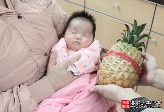 剃胎毛、滿月剃頭、嬰兒剃頭、嬰兒理髮、嬰兒剃髮、嬰兒剃胎毛、嬰兒滿月剃頭、寶寶剃頭、剃胎毛儀式、剃胎毛吉祥話、滿月剃頭儀式、滿月剃頭吉祥話、寶寶剃胎毛、寶寶滿月剃頭理髮、 新北三重區剃胎毛、新北三重區滿月剃頭、 新北三重區嬰兒剃頭剃胎毛、新北三重區嬰兒理髮、新北三重區嬰兒剃髮、陳寶寶(新北三重區到府嬰兒寶寶滿月剃頭理髮、免費到府嬰兒剃胎毛儀式吉祥話)。到府剃頭剃胎毛主持、專業拍照、DVD光碟、證書。★購買「臍帶章、肚臍章、胎毛筆刷印章」贈送：剃頭、收涎、抓周，三選一。2016.01.28 照片12