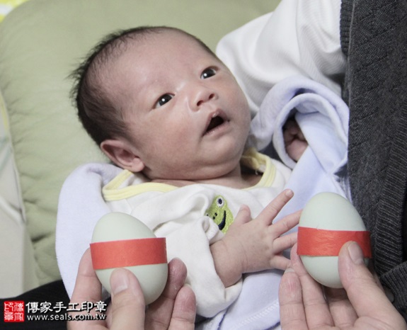 剃胎毛、滿月剃頭、嬰兒剃頭、嬰兒理髮、嬰兒剃髮、嬰兒剃胎毛、嬰兒滿月剃頭、寶寶剃頭、剃胎毛儀式、剃胎毛吉祥話、滿月剃頭儀式、滿月剃頭吉祥話、寶寶剃胎毛、寶寶滿月剃頭理髮、 新北三重區剃胎毛、新北三重區滿月剃頭、 新北三重區嬰兒剃頭剃胎毛、新北三重區嬰兒理髮、新北三重區嬰兒剃髮、呂寶寶(新北三重區到府嬰兒寶寶滿月剃頭理髮、免費到府嬰兒剃胎毛儀式吉祥話)。到府剃頭剃胎毛主持、專業拍照、DVD光碟、證書。★購買「臍帶章、肚臍章、胎毛筆刷印章」贈送：剃頭、收涎、抓周，三選一。2015.12.16 照片4
