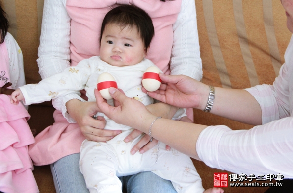 剃胎毛、滿月剃頭、嬰兒剃頭、嬰兒理髮、嬰兒剃髮、嬰兒剃胎毛、嬰兒滿月剃頭、寶寶剃頭、剃胎毛儀式、剃胎毛吉祥話、滿月剃頭儀式、滿月剃頭吉祥話、寶寶剃胎毛、寶寶滿月剃頭理髮、 新北泰山區剃胎毛、新北泰山區滿月剃頭、 新北泰山區嬰兒剃頭剃胎毛、新北泰山區嬰兒理髮、新北泰山區嬰兒剃髮、戴寶寶(新北泰山區到府嬰兒寶寶滿月剃頭理髮、免費到府嬰兒剃胎毛儀式吉祥話)。到府剃頭剃胎毛主持、專業拍照、DVD光碟、證書。★購買「臍帶章、肚臍章、胎毛筆刷印章」贈送：剃頭、收涎、抓周，三選一。2016.03.07 照片4