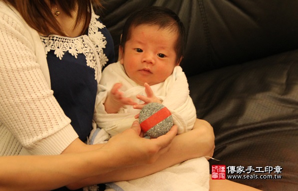 剃胎毛、滿月剃頭、嬰兒剃頭、嬰兒理髮、嬰兒剃髮、嬰兒剃胎毛、嬰兒滿月剃頭、寶寶剃頭、剃胎毛儀式、剃胎毛吉祥話、滿月剃頭儀式、滿月剃頭吉祥話、寶寶剃胎毛、寶寶滿月剃頭理髮、 台北萬華區剃胎毛、台北萬華區滿月剃頭、 台北萬華區嬰兒剃頭剃胎毛、台北萬華區嬰兒理髮、台北萬華區嬰兒剃髮、高寶寶(台北萬華區到府嬰兒寶寶滿月剃頭理髮、免費到府嬰兒剃胎毛儀式吉祥話)。到府剃頭剃胎毛主持、專業拍照、DVD光碟、證書。★購買「臍帶章、肚臍章、胎毛筆刷印章」贈送：剃頭、收涎、抓周，三選一。2016.08.02  照片7