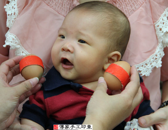 翁寶寶（哥哥）(新北永和區嬰兒寶寶滿月剃頭理髮、免費嬰兒剃胎毛儀式吉祥話)。中國風會場，爸媽寶貝免費穿「日中韓」古裝禮服。專業拍照、DVD光碟、證書。★購買「臍帶章、肚臍章、胎毛筆刷印章」贈送：剃頭、收涎、抓周，三選一。 2014.09.01 照片3