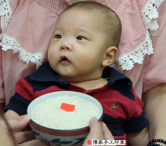 翁寶寶（哥哥）(新北永和區嬰兒寶寶滿月剃頭理髮、免費嬰兒剃胎毛儀式吉祥話)。中國風會場，爸媽寶貝免費穿「日中韓」古裝禮服。專業拍照、DVD光碟、證書。★購買「臍帶章、肚臍章、胎毛筆刷印章」贈送：剃頭、收涎、抓周，三選一。 2014.09.01 照片7