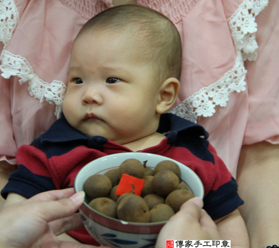 翁寶寶（哥哥）(新北永和區嬰兒寶寶滿月剃頭理髮、免費嬰兒剃胎毛儀式吉祥話)。中國風會場，爸媽寶貝免費穿「日中韓」古裝禮服。專業拍照、DVD光碟、證書。★購買「臍帶章、肚臍章、胎毛筆刷印章」贈送：剃頭、收涎、抓周，三選一。 2014.09.01 照片8