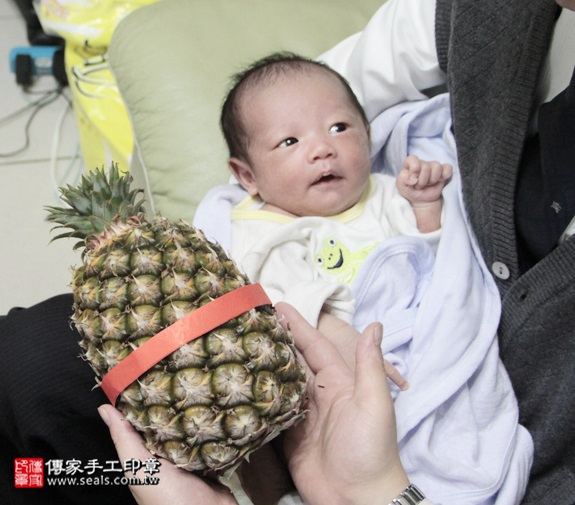 剃胎毛、滿月剃頭、嬰兒剃頭、嬰兒理髮、嬰兒剃髮、嬰兒剃胎毛、嬰兒滿月剃頭、寶寶剃頭、剃胎毛儀式、剃胎毛吉祥話、滿月剃頭儀式、滿月剃頭吉祥話、寶寶剃胎毛、寶寶滿月剃頭理髮、 新北三重區剃胎毛、新北三重區滿月剃頭、 新北三重區嬰兒剃頭剃胎毛、新北三重區嬰兒理髮、新北三重區嬰兒剃髮、呂寶寶(新北三重區到府嬰兒寶寶滿月剃頭理髮、免費到府嬰兒剃胎毛儀式吉祥話)。到府剃頭剃胎毛主持、專業拍照、DVD光碟、證書。★購買「臍帶章、肚臍章、胎毛筆刷印章」贈送：剃頭、收涎、抓周，三選一。2015.12.16 照片13