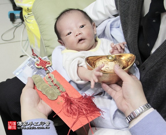 剃胎毛、滿月剃頭、嬰兒剃頭、嬰兒理髮、嬰兒剃髮、嬰兒剃胎毛、嬰兒滿月剃頭、寶寶剃頭、剃胎毛儀式、剃胎毛吉祥話、滿月剃頭儀式、滿月剃頭吉祥話、寶寶剃胎毛、寶寶滿月剃頭理髮、 新北三重區剃胎毛、新北三重區滿月剃頭、 新北三重區嬰兒剃頭剃胎毛、新北三重區嬰兒理髮、新北三重區嬰兒剃髮、呂寶寶(新北三重區到府嬰兒寶寶滿月剃頭理髮、免費到府嬰兒剃胎毛儀式吉祥話)。到府剃頭剃胎毛主持、專業拍照、DVD光碟、證書。★購買「臍帶章、肚臍章、胎毛筆刷印章」贈送：剃頭、收涎、抓周，三選一。2015.12.16 照片14