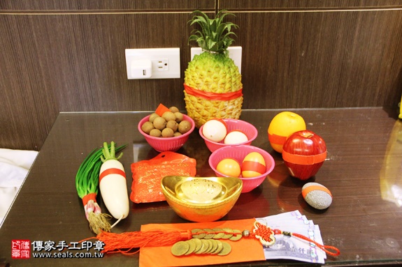剃胎毛、滿月剃頭、嬰兒剃頭、嬰兒理髮、嬰兒剃髮、嬰兒剃胎毛、嬰兒滿月剃頭、寶寶剃頭、剃胎毛儀式、剃胎毛吉祥話、滿月剃頭儀式、滿月剃頭吉祥話、寶寶剃胎毛、寶寶滿月剃頭理髮、 新北永和區剃胎毛、新北永和區滿月剃頭、 新北永和區嬰兒剃頭剃胎毛、新北永和區嬰兒理髮、新北永和區嬰兒剃髮、張寶寶(新北永和區到府嬰兒寶寶滿月剃頭理髮、免費到府嬰兒剃胎毛儀式吉祥話)。到府剃頭剃胎毛主持、專業拍照、DVD光碟、證書。★購買「臍帶章、肚臍章、胎毛筆刷印章」贈送：剃頭、收涎、抓周，三選一。2016.08.17  照片1
