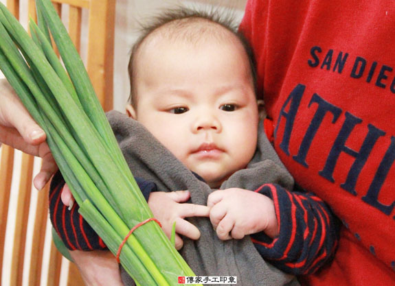 劉寶寶(新北永和區到府嬰兒寶寶滿月剃頭理髮、免費到府嬰兒剃胎毛儀式吉祥話)。到府剃頭剃胎毛主持、專業拍照、DVD光碟、證書。★購買「臍帶章、肚臍章、胎毛筆刷印章」贈送：剃頭、收涎、抓周，三選一。2015.02.13 照片10