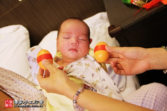 剃胎毛、滿月剃頭、嬰兒剃頭、嬰兒理髮、嬰兒剃髮、嬰兒剃胎毛、嬰兒滿月剃頭、寶寶剃頭、剃胎毛儀式、剃胎毛吉祥話、滿月剃頭儀式、滿月剃頭吉祥話、寶寶剃胎毛、寶寶滿月剃頭理髮、 新北永和區剃胎毛、新北永和區滿月剃頭、 新北永和區嬰兒剃頭剃胎毛、新北永和區嬰兒理髮、新北永和區嬰兒剃髮、張寶寶(新北永和區到府嬰兒寶寶滿月剃頭理髮、免費到府嬰兒剃胎毛儀式吉祥話)。到府剃頭剃胎毛主持、專業拍照、DVD光碟、證書。★購買「臍帶章、肚臍章、胎毛筆刷印章」贈送：剃頭、收涎、抓周，三選一。2016.08.17  照片3