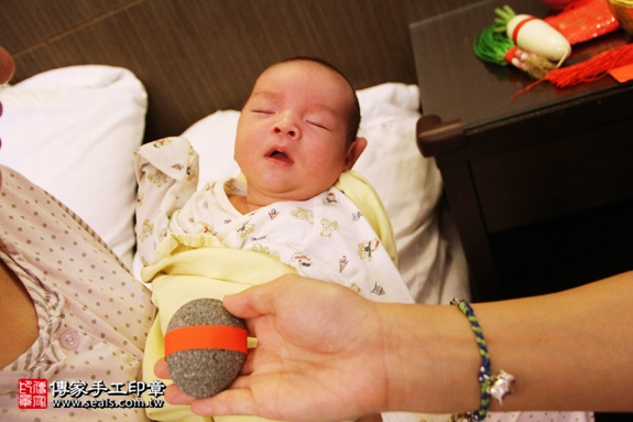 剃胎毛、滿月剃頭、嬰兒剃頭、嬰兒理髮、嬰兒剃髮、嬰兒剃胎毛、嬰兒滿月剃頭、寶寶剃頭、剃胎毛儀式、剃胎毛吉祥話、滿月剃頭儀式、滿月剃頭吉祥話、寶寶剃胎毛、寶寶滿月剃頭理髮、 新北永和區剃胎毛、新北永和區滿月剃頭、 新北永和區嬰兒剃頭剃胎毛、新北永和區嬰兒理髮、新北永和區嬰兒剃髮、張寶寶(新北永和區到府嬰兒寶寶滿月剃頭理髮、免費到府嬰兒剃胎毛儀式吉祥話)。到府剃頭剃胎毛主持、專業拍照、DVD光碟、證書。★購買「臍帶章、肚臍章、胎毛筆刷印章」贈送：剃頭、收涎、抓周，三選一。2016.08.17  照片5