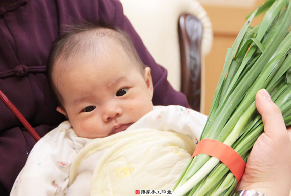 詹寶寶(新北永和區到府嬰兒寶寶滿月剃頭理髮、免費到府嬰兒剃胎毛儀式吉祥話)。到府剃頭剃胎毛主持、專業拍照、DVD光碟、證書。★購買「臍帶章、肚臍章、胎毛筆刷印章」贈送：剃頭、收涎、抓周，三選一。2015.04.20 照片7