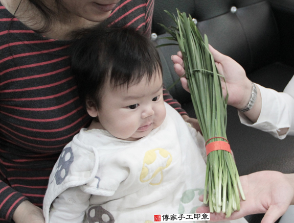 呂寶寶(台北信義區到府嬰兒寶寶滿月剃頭理髮、免費到府嬰兒剃胎毛儀式吉祥話)。到府剃頭剃胎毛主持、專業拍照、DVD光碟、證書。★購買「臍帶章、肚臍章、胎毛筆刷印章」贈送：剃頭、收涎、抓周，三選一。2015.11.26 照片10