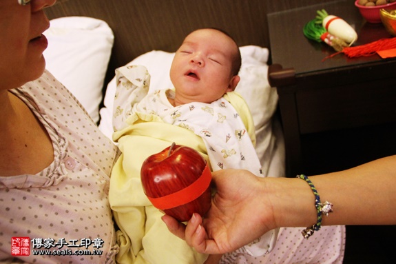 剃胎毛、滿月剃頭、嬰兒剃頭、嬰兒理髮、嬰兒剃髮、嬰兒剃胎毛、嬰兒滿月剃頭、寶寶剃頭、剃胎毛儀式、剃胎毛吉祥話、滿月剃頭儀式、滿月剃頭吉祥話、寶寶剃胎毛、寶寶滿月剃頭理髮、 新北永和區剃胎毛、新北永和區滿月剃頭、 新北永和區嬰兒剃頭剃胎毛、新北永和區嬰兒理髮、新北永和區嬰兒剃髮、張寶寶(新北永和區到府嬰兒寶寶滿月剃頭理髮、免費到府嬰兒剃胎毛儀式吉祥話)。到府剃頭剃胎毛主持、專業拍照、DVD光碟、證書。★購買「臍帶章、肚臍章、胎毛筆刷印章」贈送：剃頭、收涎、抓周，三選一。2016.08.17  照片8