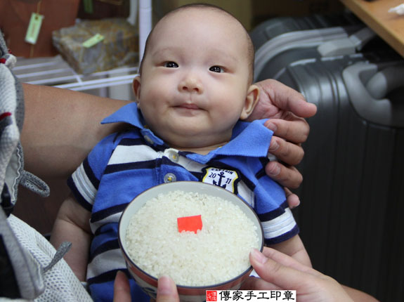 翁寶寶（弟弟）(新北永和區嬰兒寶寶滿月剃頭理髮、免費嬰兒剃胎毛儀式吉祥話)。中國風會場，爸媽寶貝免費穿「日中韓」古裝禮服。專業拍照、DVD光碟、證書。★購買「臍帶章、肚臍章、胎毛筆刷印章」贈送：剃頭、收涎、抓周，三選一。 2014.09.01 照片7