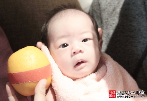 剃胎毛、滿月剃頭、嬰兒剃頭、嬰兒理髮、嬰兒剃髮、嬰兒剃胎毛、嬰兒滿月剃頭、寶寶剃頭、剃胎毛儀式、剃胎毛吉祥話、滿月剃頭儀式、滿月剃頭吉祥話、寶寶剃胎毛、寶寶滿月剃頭理髮、 台北中山區剃胎毛、台北中山區滿月剃頭、 台北中山區嬰兒剃頭剃胎毛、台北中山區嬰兒理髮、台北中山區嬰兒剃髮、陳寶寶(台北中山區到府嬰兒寶寶滿月剃頭理髮、免費到府嬰兒剃胎毛儀式吉祥話)。到府剃頭剃胎毛主持、專業拍照、DVD光碟、證書。★購買「臍帶章、肚臍章、胎毛筆刷印章」贈送：剃頭、收涎、抓周，三選一。2016.01.28 照片9