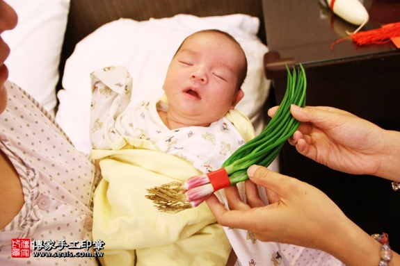 剃胎毛、滿月剃頭、嬰兒剃頭、嬰兒理髮、嬰兒剃髮、嬰兒剃胎毛、嬰兒滿月剃頭、寶寶剃頭、剃胎毛儀式、剃胎毛吉祥話、滿月剃頭儀式、滿月剃頭吉祥話、寶寶剃胎毛、寶寶滿月剃頭理髮、 新北永和區剃胎毛、新北永和區滿月剃頭、 新北永和區嬰兒剃頭剃胎毛、新北永和區嬰兒理髮、新北永和區嬰兒剃髮、張寶寶(新北永和區到府嬰兒寶寶滿月剃頭理髮、免費到府嬰兒剃胎毛儀式吉祥話)。到府剃頭剃胎毛主持、專業拍照、DVD光碟、證書。★購買「臍帶章、肚臍章、胎毛筆刷印章」贈送：剃頭、收涎、抓周，三選一。2016.08.17  照片10