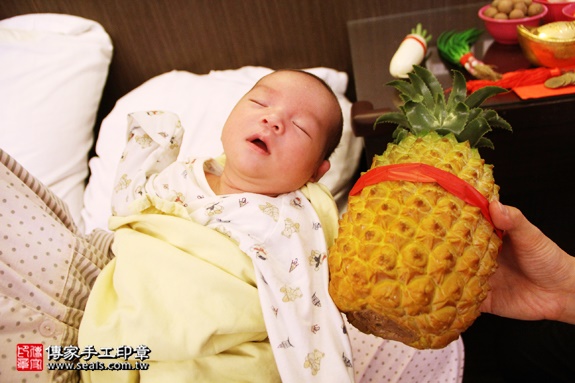 剃胎毛、滿月剃頭、嬰兒剃頭、嬰兒理髮、嬰兒剃髮、嬰兒剃胎毛、嬰兒滿月剃頭、寶寶剃頭、剃胎毛儀式、剃胎毛吉祥話、滿月剃頭儀式、滿月剃頭吉祥話、寶寶剃胎毛、寶寶滿月剃頭理髮、 新北永和區剃胎毛、新北永和區滿月剃頭、 新北永和區嬰兒剃頭剃胎毛、新北永和區嬰兒理髮、新北永和區嬰兒剃髮、張寶寶(新北永和區到府嬰兒寶寶滿月剃頭理髮、免費到府嬰兒剃胎毛儀式吉祥話)。到府剃頭剃胎毛主持、專業拍照、DVD光碟、證書。★購買「臍帶章、肚臍章、胎毛筆刷印章」贈送：剃頭、收涎、抓周，三選一。2016.08.17  照片12