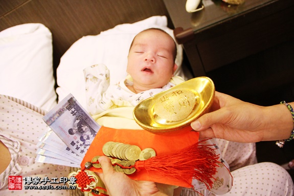 剃胎毛、滿月剃頭、嬰兒剃頭、嬰兒理髮、嬰兒剃髮、嬰兒剃胎毛、嬰兒滿月剃頭、寶寶剃頭、剃胎毛儀式、剃胎毛吉祥話、滿月剃頭儀式、滿月剃頭吉祥話、寶寶剃胎毛、寶寶滿月剃頭理髮、 新北永和區剃胎毛、新北永和區滿月剃頭、 新北永和區嬰兒剃頭剃胎毛、新北永和區嬰兒理髮、新北永和區嬰兒剃髮、張寶寶(新北永和區到府嬰兒寶寶滿月剃頭理髮、免費到府嬰兒剃胎毛儀式吉祥話)。到府剃頭剃胎毛主持、專業拍照、DVD光碟、證書。★購買「臍帶章、肚臍章、胎毛筆刷印章」贈送：剃頭、收涎、抓周，三選一。2016.08.17  照片13