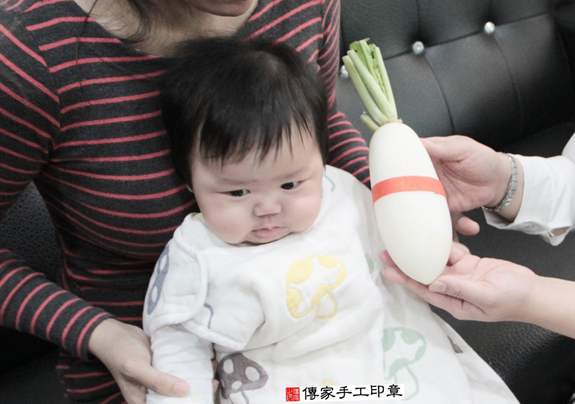 呂寶寶(台北信義區到府嬰兒寶寶滿月剃頭理髮、免費到府嬰兒剃胎毛儀式吉祥話)。到府剃頭剃胎毛主持、專業拍照、DVD光碟、證書。★購買「臍帶章、肚臍章、胎毛筆刷印章」贈送：剃頭、收涎、抓周，三選一。2015.11.26 照片13