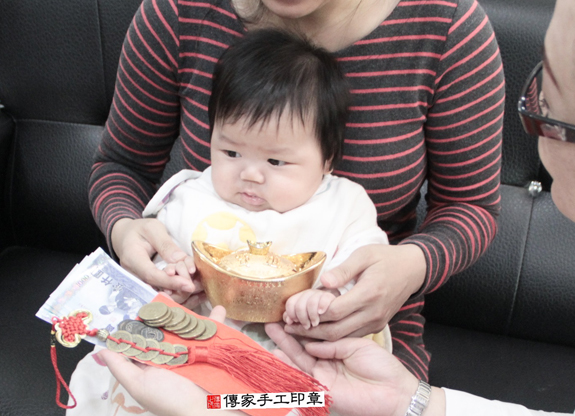 呂寶寶(台北信義區到府嬰兒寶寶滿月剃頭理髮、免費到府嬰兒剃胎毛儀式吉祥話)。到府剃頭剃胎毛主持、專業拍照、DVD光碟、證書。★購買「臍帶章、肚臍章、胎毛筆刷印章」贈送：剃頭、收涎、抓周，三選一。2015.11.26 照片15