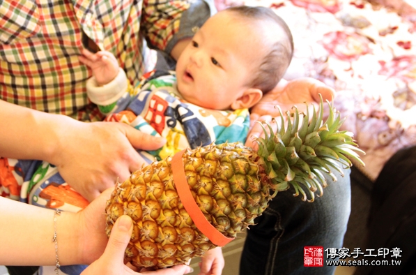 剃胎毛、滿月剃頭、嬰兒剃頭、嬰兒理髮、嬰兒剃髮、嬰兒剃胎毛、嬰兒滿月剃頭、寶寶剃頭、剃胎毛儀式、剃胎毛吉祥話、滿月剃頭儀式、滿月剃頭吉祥話、寶寶剃胎毛、寶寶滿月剃頭理髮、 新北中和區剃胎毛、新北中和區滿月剃頭、 新北中和區嬰兒剃頭剃胎毛、新北中和區嬰兒理髮、新北中和區嬰兒剃髮、邱寶寶們(新北中和區到府嬰兒寶寶滿月剃頭理髮、免費到府嬰兒剃胎毛儀式吉祥話)。到府剃頭剃胎毛主持、專業拍照、DVD光碟、證書。★購買「臍帶章、肚臍章、胎毛筆刷印章」贈送：剃頭、收涎、抓周，三選一。2016.03.07 照片24