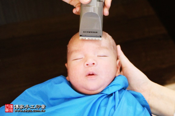 剃胎毛、滿月剃頭、嬰兒剃頭、嬰兒理髮、嬰兒剃髮、嬰兒剃胎毛、嬰兒滿月剃頭、寶寶剃頭、剃胎毛儀式、剃胎毛吉祥話、滿月剃頭儀式、滿月剃頭吉祥話、寶寶剃胎毛、寶寶滿月剃頭理髮、 新北永和區剃胎毛、新北永和區滿月剃頭、 新北永和區嬰兒剃頭剃胎毛、新北永和區嬰兒理髮、新北永和區嬰兒剃髮、張寶寶(新北永和區到府嬰兒寶寶滿月剃頭理髮、免費到府嬰兒剃胎毛儀式吉祥話)。到府剃頭剃胎毛主持、專業拍照、DVD光碟、證書。★購買「臍帶章、肚臍章、胎毛筆刷印章」贈送：剃頭、收涎、抓周，三選一。2016.08.17  照片17