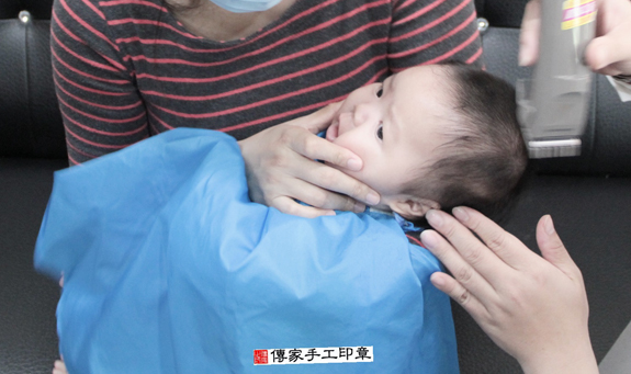 呂寶寶(台北信義區到府嬰兒寶寶滿月剃頭理髮、免費到府嬰兒剃胎毛儀式吉祥話)。到府剃頭剃胎毛主持、專業拍照、DVD光碟、證書。★購買「臍帶章、肚臍章、胎毛筆刷印章」贈送：剃頭、收涎、抓周，三選一。2015.11.26 照片16