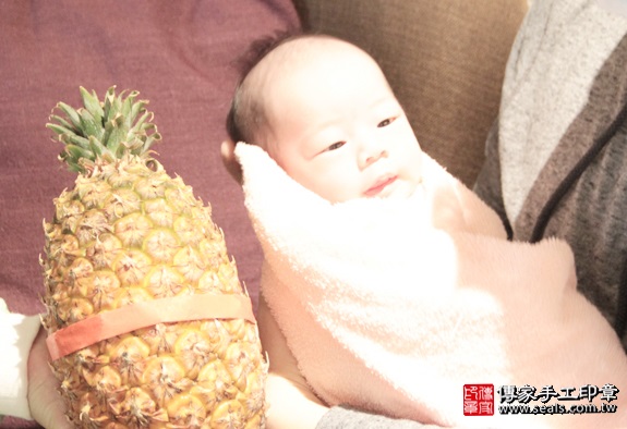 剃胎毛、滿月剃頭、嬰兒剃頭、嬰兒理髮、嬰兒剃髮、嬰兒剃胎毛、嬰兒滿月剃頭、寶寶剃頭、剃胎毛儀式、剃胎毛吉祥話、滿月剃頭儀式、滿月剃頭吉祥話、寶寶剃胎毛、寶寶滿月剃頭理髮、 台北中山區剃胎毛、台北中山區滿月剃頭、 台北中山區嬰兒剃頭剃胎毛、台北中山區嬰兒理髮、台北中山區嬰兒剃髮、陳寶寶(台北中山區到府嬰兒寶寶滿月剃頭理髮、免費到府嬰兒剃胎毛儀式吉祥話)。到府剃頭剃胎毛主持、專業拍照、DVD光碟、證書。★購買「臍帶章、肚臍章、胎毛筆刷印章」贈送：剃頭、收涎、抓周，三選一。2016.01.28 照片14