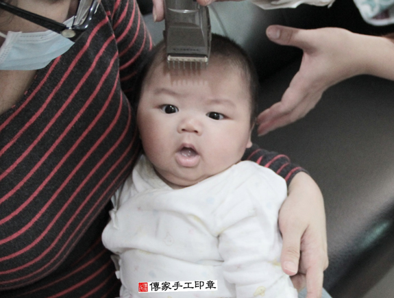 呂寶寶(台北信義區到府嬰兒寶寶滿月剃頭理髮、免費到府嬰兒剃胎毛儀式吉祥話)。到府剃頭剃胎毛主持、專業拍照、DVD光碟、證書。★購買「臍帶章、肚臍章、胎毛筆刷印章」贈送：剃頭、收涎、抓周，三選一。2015.11.26 照片17