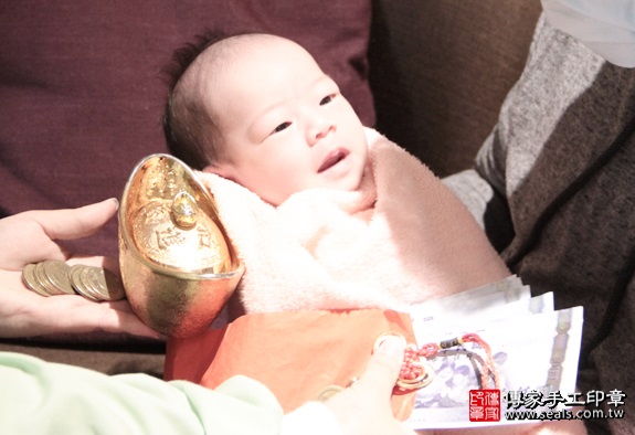 剃胎毛、滿月剃頭、嬰兒剃頭、嬰兒理髮、嬰兒剃髮、嬰兒剃胎毛、嬰兒滿月剃頭、寶寶剃頭、剃胎毛儀式、剃胎毛吉祥話、滿月剃頭儀式、滿月剃頭吉祥話、寶寶剃胎毛、寶寶滿月剃頭理髮、 台北中山區剃胎毛、台北中山區滿月剃頭、 台北中山區嬰兒剃頭剃胎毛、台北中山區嬰兒理髮、台北中山區嬰兒剃髮、陳寶寶(台北中山區到府嬰兒寶寶滿月剃頭理髮、免費到府嬰兒剃胎毛儀式吉祥話)。到府剃頭剃胎毛主持、專業拍照、DVD光碟、證書。★購買「臍帶章、肚臍章、胎毛筆刷印章」贈送：剃頭、收涎、抓周，三選一。2016.01.28 照片15