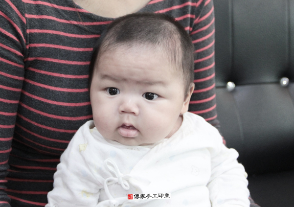 呂寶寶(台北信義區到府嬰兒寶寶滿月剃頭理髮、免費到府嬰兒剃胎毛儀式吉祥話)。到府剃頭剃胎毛主持、專業拍照、DVD光碟、證書。★購買「臍帶章、肚臍章、胎毛筆刷印章」贈送：剃頭、收涎、抓周，三選一。2015.11.26 照片18