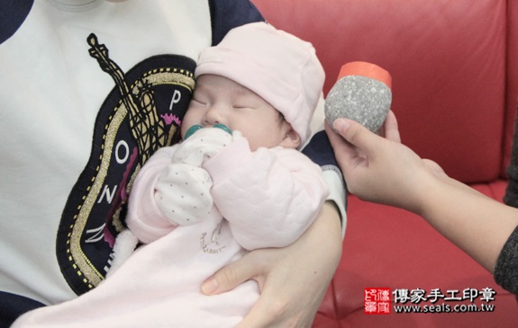 剃胎毛、滿月剃頭、嬰兒剃頭、嬰兒理髮、嬰兒剃髮、嬰兒剃胎毛、嬰兒滿月剃頭、寶寶剃頭、剃胎毛儀式、剃胎毛吉祥話、滿月剃頭儀式、滿月剃頭吉祥話、寶寶剃胎毛、寶寶滿月剃頭理髮、 新北蘆洲區剃胎毛、新北蘆洲區滿月剃頭、 新北蘆洲區嬰兒剃頭剃胎毛、新北蘆洲區嬰兒理髮、新北蘆洲區嬰兒剃髮、許寶寶(新北蘆洲區到府嬰兒寶寶滿月剃頭理髮、免費到府嬰兒剃胎毛儀式吉祥話)。到府剃頭剃胎毛主持、專業拍照、DVD光碟、證書。★購買「臍帶章、肚臍章、胎毛筆刷印章」贈送：剃頭、收涎、抓周，三選一。2015.12.18 照片4