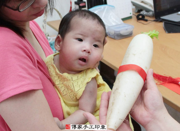 沈寶寶(新北永和區嬰兒寶寶滿月剃頭理髮、免費嬰兒剃胎毛儀式吉祥話)。中國風會場，爸媽寶貝免費穿「日中韓」古裝禮服。專業拍照、DVD光碟、證書。★購買「臍帶章、肚臍章、胎毛筆刷印章」贈送：剃頭、收涎、抓周，三選一。 2015.07.19 照片13