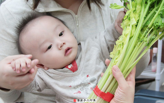 吳寶寶(新北永和區嬰兒寶寶滿月剃頭理髮、免費嬰兒剃胎毛儀式吉祥話)。中國風會場，爸媽寶貝免費穿「日中韓」古裝禮服。專業拍照、DVD光碟、證書。★購買「臍帶章、肚臍章、胎毛筆刷印章」贈送：剃頭、收涎、抓周，三選一。 2015.05.10 照片10