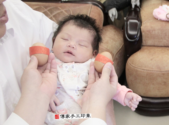 洪寶寶(新北樹林區到府嬰兒寶寶滿月剃頭理髮、免費到府嬰兒剃胎毛儀式吉祥話)。到府剃頭剃胎毛主持、專業拍照、DVD光碟、證書。★購買「臍帶章、肚臍章、胎毛筆刷印章」贈送：剃頭、收涎、抓周，三選一。2015.11.26 照片3
