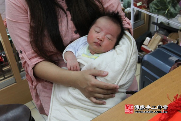 剃胎毛、滿月剃頭、嬰兒剃頭、嬰兒理髮、嬰兒剃髮、嬰兒剃胎毛、嬰兒滿月剃頭、寶寶剃頭、剃胎毛儀式、剃胎毛吉祥話、滿月剃頭儀式、滿月剃頭吉祥話、寶寶剃胎毛、寶寶滿月剃頭理髮、新北永和區剃胎毛、新北永和區滿月剃頭、新北永和區嬰兒剃頭剃胎毛、新北永和區嬰兒理髮、新北永和區嬰兒剃髮、高寶寶(新北永和區嬰兒寶寶滿月剃頭理髮、免費嬰兒剃胎毛儀式吉祥話)。中國風會場，爸媽寶貝免費穿「日中韓」古裝禮服。專業拍照、DVD光碟、證書。★購買「臍帶章、肚臍章、胎毛筆刷印章」贈送：剃頭、收涎、抓周，三選一。2016.04.05  照片2