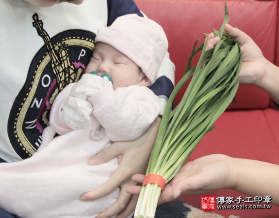 剃胎毛、滿月剃頭、嬰兒剃頭、嬰兒理髮、嬰兒剃髮、嬰兒剃胎毛、嬰兒滿月剃頭、寶寶剃頭、剃胎毛儀式、剃胎毛吉祥話、滿月剃頭儀式、滿月剃頭吉祥話、寶寶剃胎毛、寶寶滿月剃頭理髮、 新北蘆洲區剃胎毛、新北蘆洲區滿月剃頭、 新北蘆洲區嬰兒剃頭剃胎毛、新北蘆洲區嬰兒理髮、新北蘆洲區嬰兒剃髮、許寶寶(新北蘆洲區到府嬰兒寶寶滿月剃頭理髮、免費到府嬰兒剃胎毛儀式吉祥話)。到府剃頭剃胎毛主持、專業拍照、DVD光碟、證書。★購買「臍帶章、肚臍章、胎毛筆刷印章」贈送：剃頭、收涎、抓周，三選一。2015.12.18 照片11