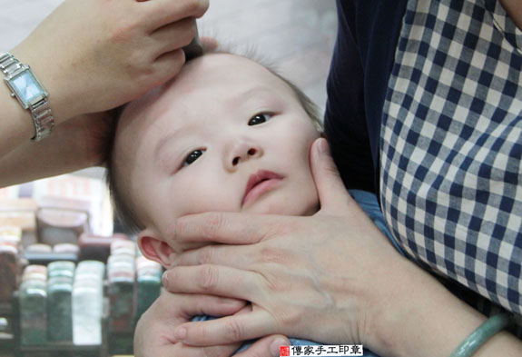 吳寶寶(新北永和區嬰兒寶寶滿月剃頭理髮、免費嬰兒剃胎毛儀式吉祥話)。中國風會場，爸媽寶貝免費穿「日中韓」古裝禮服。專業拍照、DVD光碟、證書。★購買「臍帶章、肚臍章、胎毛筆刷印章」贈送：剃頭、收涎、抓周，三選一。 2015.05.10 照片15