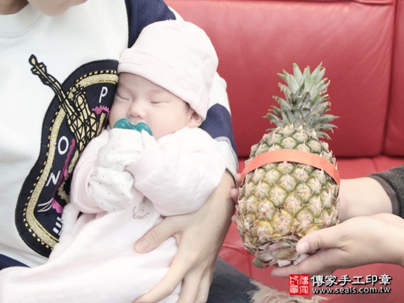 剃胎毛、滿月剃頭、嬰兒剃頭、嬰兒理髮、嬰兒剃髮、嬰兒剃胎毛、嬰兒滿月剃頭、寶寶剃頭、剃胎毛儀式、剃胎毛吉祥話、滿月剃頭儀式、滿月剃頭吉祥話、寶寶剃胎毛、寶寶滿月剃頭理髮、 新北蘆洲區剃胎毛、新北蘆洲區滿月剃頭、 新北蘆洲區嬰兒剃頭剃胎毛、新北蘆洲區嬰兒理髮、新北蘆洲區嬰兒剃髮、許寶寶(新北蘆洲區到府嬰兒寶寶滿月剃頭理髮、免費到府嬰兒剃胎毛儀式吉祥話)。到府剃頭剃胎毛主持、專業拍照、DVD光碟、證書。★購買「臍帶章、肚臍章、胎毛筆刷印章」贈送：剃頭、收涎、抓周，三選一。2015.12.18 照片13