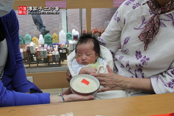 剃胎毛、滿月剃頭、嬰兒剃頭、嬰兒理髮、嬰兒剃髮、嬰兒剃胎毛、嬰兒滿月剃頭、寶寶剃頭、剃胎毛儀式、剃胎毛吉祥話、滿月剃頭儀式、滿月剃頭吉祥話、寶寶剃胎毛、寶寶滿月剃頭理髮、新北永和區剃胎毛、新北永和區滿月剃頭、新北永和區嬰兒剃頭剃胎毛、新北永和區嬰兒理髮、新北永和區嬰兒剃髮、高寶寶(新北永和區嬰兒寶寶滿月剃頭理髮、免費嬰兒剃胎毛儀式吉祥話)。中國風會場，爸媽寶貝免費穿「日中韓」古裝禮服。專業拍照、DVD光碟、證書。★購買「臍帶章、肚臍章、胎毛筆刷印章」贈送：剃頭、收涎、抓周，三選一。2016.04.05  照片7