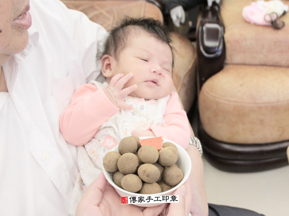 洪寶寶(新北樹林區到府嬰兒寶寶滿月剃頭理髮、免費到府嬰兒剃胎毛儀式吉祥話)。到府剃頭剃胎毛主持、專業拍照、DVD光碟、證書。★購買「臍帶章、肚臍章、胎毛筆刷印章」贈送：剃頭、收涎、抓周，三選一。2015.11.26 照片6