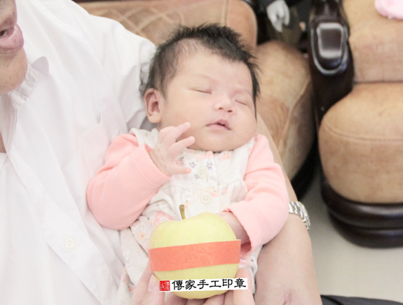 洪寶寶(新北樹林區到府嬰兒寶寶滿月剃頭理髮、免費到府嬰兒剃胎毛儀式吉祥話)。到府剃頭剃胎毛主持、專業拍照、DVD光碟、證書。★購買「臍帶章、肚臍章、胎毛筆刷印章」贈送：剃頭、收涎、抓周，三選一。2015.11.26 照片7
