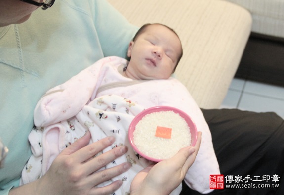 剃胎毛、滿月剃頭、嬰兒剃頭、嬰兒理髮、嬰兒剃髮、嬰兒剃胎毛、嬰兒滿月剃頭、寶寶剃頭、剃胎毛儀式、剃胎毛吉祥話、滿月剃頭儀式、滿月剃頭吉祥話、寶寶剃胎毛、寶寶滿月剃頭理髮、 新北淡水區剃胎毛、新北淡水區滿月剃頭、 新北淡水區嬰兒剃頭剃胎毛、新北淡水區嬰兒理髮、新北淡水區嬰兒剃髮、吳寶寶(新北淡水區到府嬰兒寶寶滿月剃頭理髮、免費到府嬰兒剃胎毛儀式吉祥話)。到府剃頭剃胎毛主持、專業拍照、DVD光碟、證書。★購買「臍帶章、肚臍章、胎毛筆刷印章」贈送：剃頭、收涎、抓周，三選一。2016.01.28 照片6