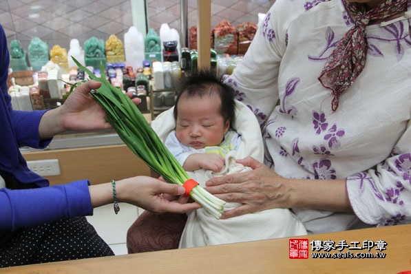 剃胎毛、滿月剃頭、嬰兒剃頭、嬰兒理髮、嬰兒剃髮、嬰兒剃胎毛、嬰兒滿月剃頭、寶寶剃頭、剃胎毛儀式、剃胎毛吉祥話、滿月剃頭儀式、滿月剃頭吉祥話、寶寶剃胎毛、寶寶滿月剃頭理髮、新北永和區剃胎毛、新北永和區滿月剃頭、新北永和區嬰兒剃頭剃胎毛、新北永和區嬰兒理髮、新北永和區嬰兒剃髮、高寶寶(新北永和區嬰兒寶寶滿月剃頭理髮、免費嬰兒剃胎毛儀式吉祥話)。中國風會場，爸媽寶貝免費穿「日中韓」古裝禮服。專業拍照、DVD光碟、證書。★購買「臍帶章、肚臍章、胎毛筆刷印章」贈送：剃頭、收涎、抓周，三選一。2016.04.05  照片11