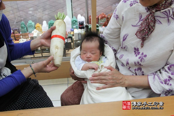 剃胎毛、滿月剃頭、嬰兒剃頭、嬰兒理髮、嬰兒剃髮、嬰兒剃胎毛、嬰兒滿月剃頭、寶寶剃頭、剃胎毛儀式、剃胎毛吉祥話、滿月剃頭儀式、滿月剃頭吉祥話、寶寶剃胎毛、寶寶滿月剃頭理髮、新北永和區剃胎毛、新北永和區滿月剃頭、新北永和區嬰兒剃頭剃胎毛、新北永和區嬰兒理髮、新北永和區嬰兒剃髮、高寶寶(新北永和區嬰兒寶寶滿月剃頭理髮、免費嬰兒剃胎毛儀式吉祥話)。中國風會場，爸媽寶貝免費穿「日中韓」古裝禮服。專業拍照、DVD光碟、證書。★購買「臍帶章、肚臍章、胎毛筆刷印章」贈送：剃頭、收涎、抓周，三選一。2016.04.05  照片14